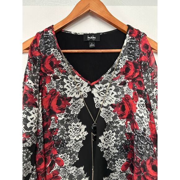By & By Black Red Split Front/Back Top Lace Floral Print Built-in Tank Small NWT - Picture 2 of 12